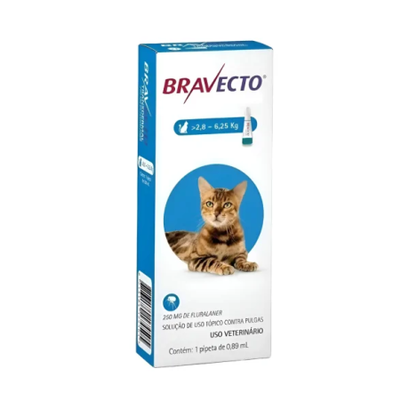Foto da embalagem do produto Bravecto para gatos de 2,8 a 6,25 kg. A caixa tem fundo branco e azul, com a imagem de um gato na parte frontal e informações sobre solução de uso tópico contra pulgas.
